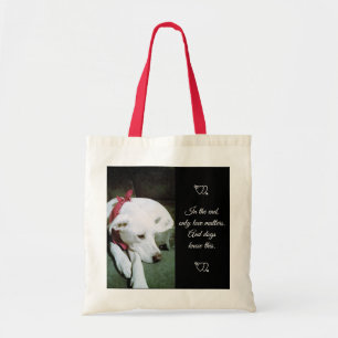 Foto des Niedlichen weißen Hundes mit Scarf Valent Tragetasche