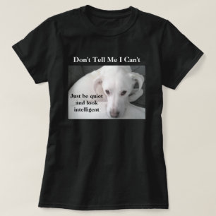 Foto des Niedlichen weißen Hundes mit sonniger Mel T-Shirt