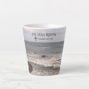 Foto des Ozeans mit Auferstehung Ostern Milchtasse