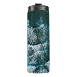 Foto des Wasserkörpers mit oberster Ansicht Thermosbecher