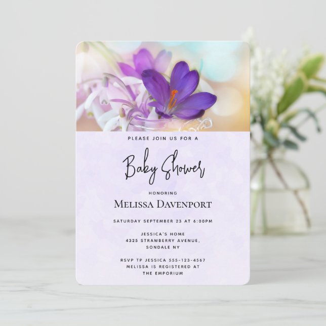 Foto einer Hübschen Lila Spring Crocus Babydusche Einladung (Stehend Vorderseite)