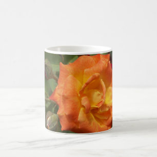 Foto einer orangen Rose und Rosenknospen Kaffeetasse
