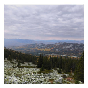 Foto eines bergigen Herbstwaldes, Berge, p Poster