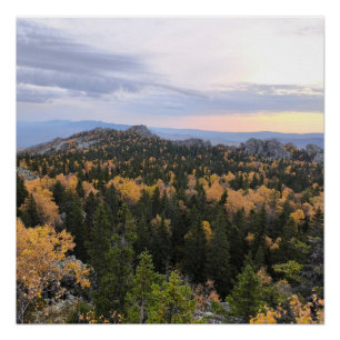 Foto eines bergigen Herbstwaldes, Berge, p Poster