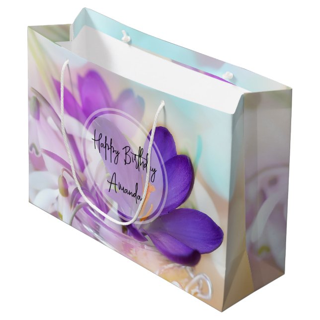Foto eines Hübschen Lila Frühlingskrokus Geburtsta Große Geschenktüte (Vorderseite Schrägansicht)