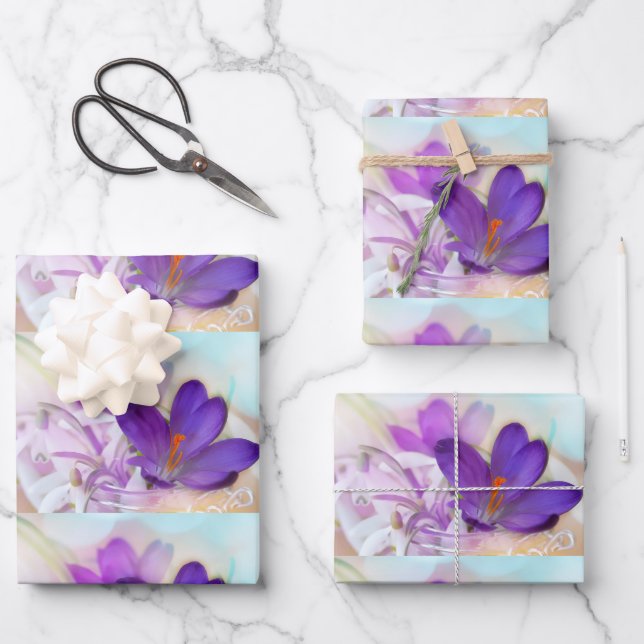 Foto eines Hübschen Lila Frühlingskrokus Gemustert Geschenkpapier Set (Vorderseite)