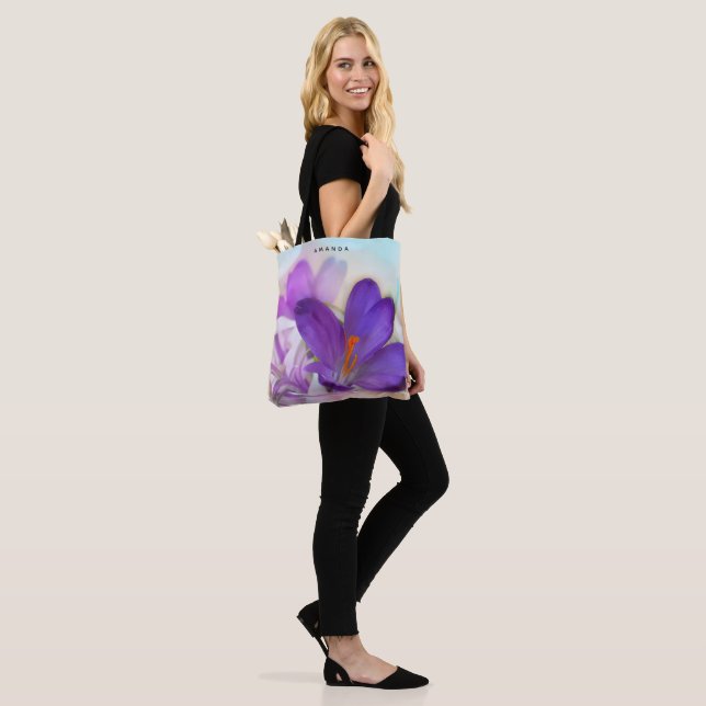 Foto eines Hübschen Lila Frühlingskrokus Tasche (Am Model)
