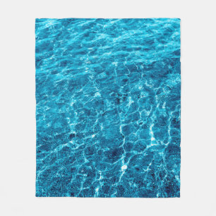 Foto eines makro sprudelnden blauen klaren Wassers Fleecedecke