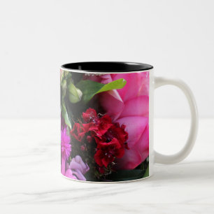 Foto eines rosa und violetten Blumenstraußes Zweifarbige Tasse