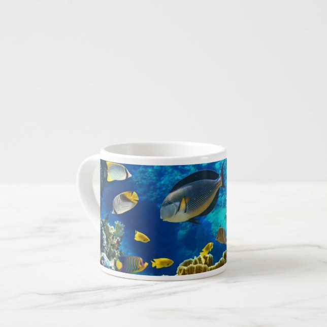 Foto eines tropischen Fisches auf einem Espressotasse (Vorderseite Links)