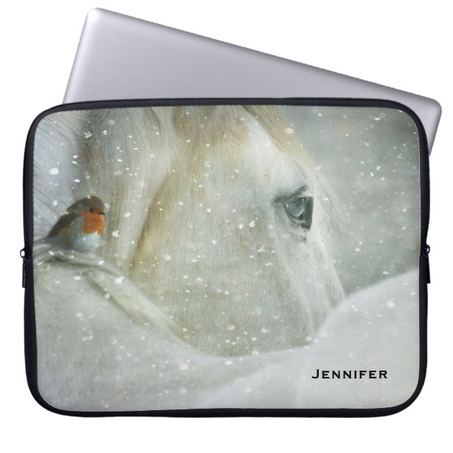 Foto eines Weißen Pferdes und Vogels im Winter Laptopschutzhülle (Vorderseite)