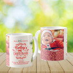 Foto Elegant Floral Baby's First Christmas Kaffeetasse<br><div class="desc">Feiern Sie jeden Morgen das erste Weihnachtsfest Ihres Babys mit einer Touch von Eleganz und Freude. Unsere Foto Elegant Floral Baby's First Christmas Coffee Tasse ist die perfekte Mischung aus Schönheit und Sentimentalität und macht jeden Schluck zu einer Erinnerung dieses Meilensteins.: Elegantes Blumendesign: Verziert mit aufwändigen, handgezeichnet Blumenmotiven, fügt diese...</div>