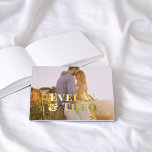 Foto Elegant Simple Wedding Gästebuch<br><div class="desc">Das elegante und minimalistische Gästebuch für Hochzeiten. Die Namen des Ehepaares in elegantem Signaturenskript in Echtfolie überlagern Ihr Foto auf dem Cover. Auf der Rückseite fügen Sie ein weiteres Foto für eine persönliche Touch.</div>