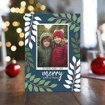 Foto-Eukalyptus-Äste Weihnachten<br><div class="desc">Eine moderne frohe Weihnachtskarte in Marine,  grün,  rot und weiß. Das moderne,  abstrakte Design umfasst Eukalyptuszweige,  Beeren und Sans Serif für den Hauptteil des Textes. Der Gruß ist in einer rustikalen modernen Schrift. Auf der Rückseite befindet sich ein Eukalyptusmuster in Grüntöne und Weiß.</div>