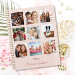 Foto Familie Collage Rose Goldene Rosa 2025 Planer<br><div class="desc">Machen Sie Ihr eigenes Foto als Geschenk für Ihre Mutter, Ehefrau oder sich selbst. Nutzen Sie vier, neun Ihrer Lieblings-Fotos Ihrer Familie, Freunden, Traumreiseziel oder Haustier! Personalisieren und fügen Sie einen Namen und ein Jahr. Der Name ist mit einem modernen handgeschriebenen Stilskript geschrieben. Rose Gold, Rosa Hintergrund rot, dunkle Rose...</div>