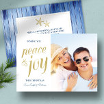 Foto-Feiertagskarte Feiertagskarte<br><div class="desc">Fügen Sie Ihr eigenes Foto und personalisierten Gruß zu dieser Küsten-Urlaubskarte. Es enthält die Wörter "Peace & Joy" in einer goldenen Imitat-Farbe. Auf der Rückseite sind zwei Seesterne in den gleichen Imitaten goldfarben. Der Hintergrund ist ein verwittertes blaues Holz mit weißem Raum, um Ihren Gruß hinzuzufügen. Weitere Informationen zu Weihnachten...</div>