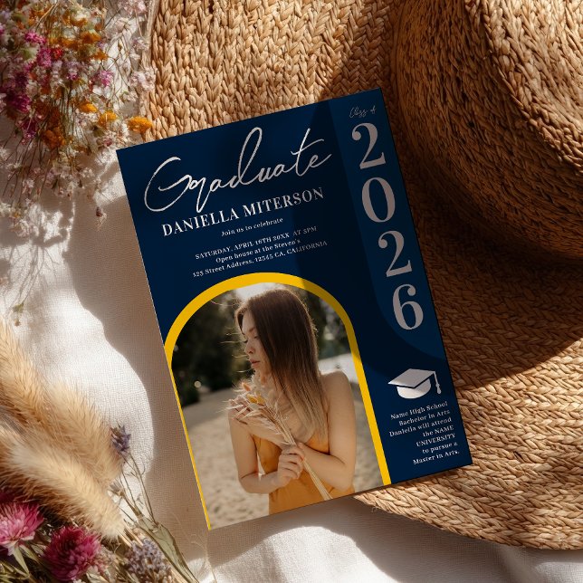 Foto fett 2024 Arch dunkelblauer Abschluss Einladung (Photo bold 2026 arch dark blue graduation invitation)