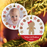Foto First Christmas Gingerbread Baby Girl Keramik Ornament<br><div class="desc">"Erste Weihnachten." Ein niedliches Lebkuchenmädchen und ein Kekskreis, zusammen mit einer spielerisch weißen Schriftzeichen-Typografie auf einer roten Band, helfen Ihnen, Weihnachten und Neujahr einzuführen. Auf der Rückseite, personalisieren Sie mit einem Foto des neuen Babys. Genießen Sie die Wärme und Freude der Ferienzeit, wenn Sie dieses stilvolle und moderne personalisierte Foto-Sake-Ornament...</div>