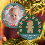 Foto First Christmas Gingerbread Baby Green Keramik Ornament<br><div class="desc">"Erste Weihnachten." Ein niedliches Lebkuchenmädchen und ein Kekskreis, zusammen mit einer spielerisch weißen Schriftzeichen-Typografie auf einer roten Band, helfen Ihnen, Weihnachten und Neujahr einzuführen. Auf der Rückseite, personalisieren Sie mit einem Foto des neuen Babys. Genießen Sie die Wärme und Freude der Ferienzeit, wenn Sie dieses stilvolle und moderne personalisierte Foto-Sake-Ornament...</div>