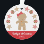 Foto First Christmas Gingerbread Girl Baby Red Ornament<br><div class="desc">"Erste Weihnachten." Ein niedliches Lebkuchenmädchen und ein Kekskreis, zusammen mit einer spielerisch weißen Schriftzeichen-Typografie auf einer roten Band, helfen Ihnen, Weihnachten und Neujahr einzuführen. Auf der Rückseite, personalisieren Sie mit einem Foto des neuen Babys. Genießen Sie die Wärme und Freude der Ferienzeit, wenn Sie dieses stilvolle und moderne personalisierte Foto-Sake-Ornament...</div>