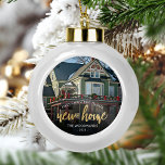 Foto First Christmas Neue Zuhause Gold-Script Keramik Kugel-Ornament<br><div class="desc">Erinnern Sie sich an Ihr erstes Weihnachtsfest in Ihrer neuen Zuhause mit diesem schönen modernen Sake-Ornament. Der Text lautet "Erste Weihnachten in unserer neuen Zuhause", mit den Worten "Neue Zuhause" in elegantem Imitat-Folienskript. Ersetzen Sie das Beispielbild durch ein Foto Ihres neuen Hauses und fügen Sie den Nachnamen Ihrer Familie in...</div>