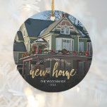Foto First Christmas Neue Zuhause Gold-Script Keramik Ornament<br><div class="desc">Erinnern Sie sich an Ihr erstes Weihnachtsfest in Ihrer neuen Zuhause mit diesem schönen modernen Sake-Ornament. Der Text lautet "Erste Weihnachten in unserer neuen Zuhause", mit den Worten "Neue Zuhause" in elegantem Imitat-Folienskript. Ersetzen Sie das Beispielbild durch ein Foto Ihres neuen Hauses und fügen Sie den Nachnamen Ihrer Familie in...</div>