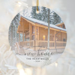 Foto First Christmas Neue Zuhause Gray Script 2024 Keramik Ornament<br><div class="desc">Erinnern Sie sich an Ihr erstes Weihnachtsfest in Ihrer neuen Zuhause mit diesem schönen modernen Sake-Ornament. Der kohlegraue Text lautet "Erste Weihnachten in unserer neuen Zuhause", mit den Worten "Neue Zuhause" in elegantem Schriftsatz mit Schnörkeln vor und nach. Ersetzen Sie das Beispielbild durch ein Foto Ihres neuen Hauses und fügen...</div>