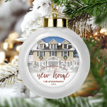 Foto First Christmas Neue Zuhause Rosen Gold Scrip Keramik Kugel-Ornament<br><div class="desc">Erinnern Sie sich an Ihr erstes Weihnachtsfest in Ihrer neuen Zuhause mit diesem schönen modernen Sake-Ornament. Der Text lautet "Erste Weihnachten in unserer neuen Zuhause", mit den Worten "Neue Zuhause" in eleganter Rose goldene Imitate-Folienskript. Ersetzen Sie das Beispielbild durch ein Foto Ihres neuen Hauses und fügen Sie den Familiennamen in...</div>