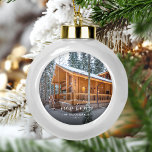 Foto First Christmas New Zuhause White Script Keramik Kugel-Ornament<br><div class="desc">Erinnern Sie sich an Ihr erstes Weihnachtsfest in Ihrer neuen Zuhause mit diesem schönen modernen Sake-Ornament. Der weiße Text lautet "Erste Weihnachten in unserer neuen Zuhause", mit den Worten "Neue Zuhause" in elegantem Schriftzeichen mit Schnörkeln vor und nach. Ersetzen Sie das Beispielbild durch ein Foto Ihres neuen Hauses und fügen...</div>