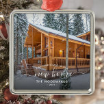 Foto First Christmas New Zuhause White Script Ornament Aus Metall<br><div class="desc">Erinnern Sie sich an Ihr erstes Weihnachtsfest in Ihrer neuen Zuhause mit diesem schönen modernen Sake-Ornament. Der weiße Text lautet "Erste Weihnachten in unserer neuen Zuhause", mit den Worten "Neue Zuhause" in elegantem Schriftzeichen mit Schnörkeln vor und nach. Ersetzen Sie das Beispielbild durch ein Foto Ihres neuen Hauses und fügen...</div>