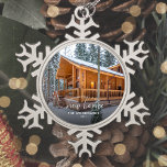 Foto First Christmas New Zuhause White Script Schneeflocken Zinn-Ornament<br><div class="desc">Erinnern Sie sich an Ihr erstes Weihnachtsfest in Ihrer neuen Zuhause mit diesem schönen modernen Sake-Ornament. Der weiße Text lautet "Erste Weihnachten in unserer neuen Zuhause", mit den Worten "Neue Zuhause" in elegantem Schriftzeichen mit Schnörkeln vor und nach. Ersetzen Sie das Beispielbild durch ein Foto Ihres neuen Hauses und fügen...</div>