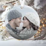 Foto First Christmas Verheiratet White Script Ornament<br><div class="desc">Erinnern Sie sich an das erste Weihnachtsfest Ihrer Ehe mit diesem schönen modernen Sake-Ornament. Der weiße Text lautet "Unser erstes Weihnachten als Mr. & Mrs." mit den Worten "Mr. & Mrs." in eleganter Handschrift mit Schnörkeln vor und nach. Ersetzen Sie das Beispielbild durch Ihr Lieblings-Foto, und fügen Sie Ihren Nachnamen...</div>