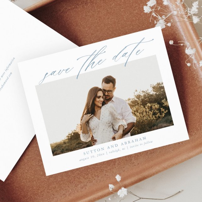 Foto für Budgetskripte Save the Date (Elegant script dusty blue budget photo wedding save the date card.)
