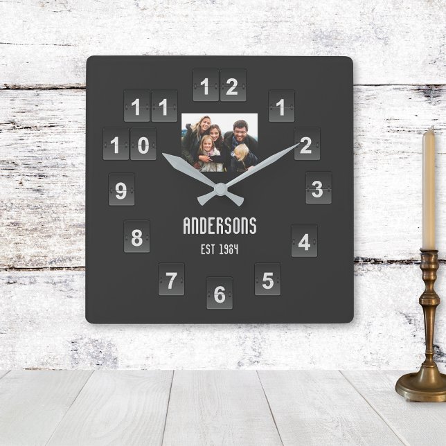 Foto für die Anzeige von gedreht Nummern Quadratische Wanduhr (Von Creator hochgeladen)