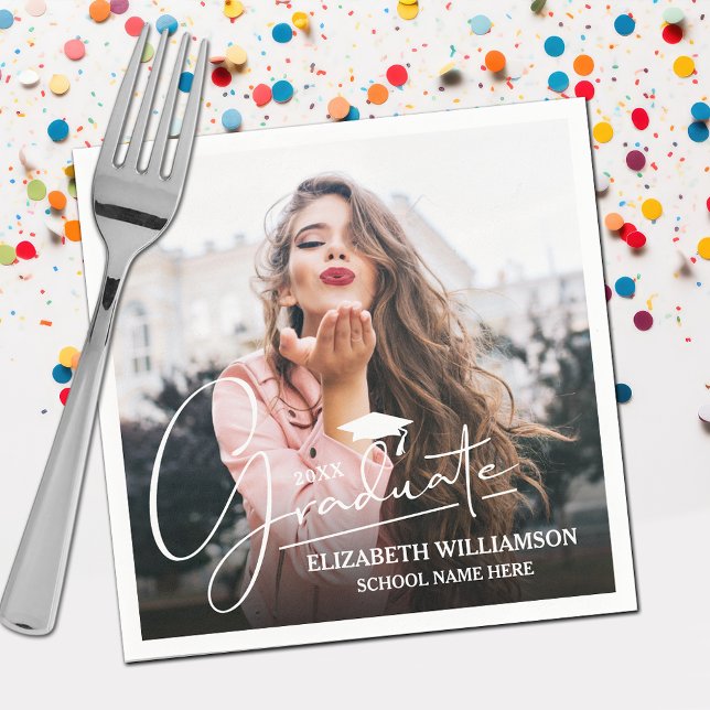 Foto für die Graduierung von weißen Skripten Serviette (Your photo, name, class year and "Graduate" in a cool script on graduation party napkins)