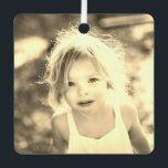 Foto für einfache Kinder Ornament Aus Metall<br><div class="desc">Einfach geilen und anpassen mit Ihren eigenen Bildern dieses Custom Simple Kids Foto Weihnachten Keepake Vintag Golden sepia Keramik Ornament. Fügen Sie ein beliebiges individuelles Foto-Format hinzu: Vertikales Portrait, Horizontallandschaft, quadratisch geformt. Schaffen Sie sich Ihr eigenes einzigartiges Foto für Familie, Kinder, Großeltern, Freunde. Entwerfen Sie Ihre eigene Feriendekoration, Auto-Dekoration, Auto-Dekoration,...</div>