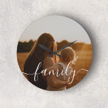 Foto für Familienkalligrafie Große Wanduhr<br><div class="desc">Unsere personalisierte Uhr zeichnet sich durch ein elegantes und raffiniertes Design aus. Das Uhrengesicht ist mit einem wunderschön handgeschriebenen Drehbuch geschmückt,  in dem das Wort "Familie" die zentrale Bühne übernimmt. Dieses handgeschriebene Drehbuch vermittelt ein Gefühl persönlicher Touch und Wärme und unterstreicht die Bedeutung von Familienbündnissen.</div>