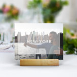 Foto für Hochzeitreisen Tischnummer<br><div class="desc">Fügen Sie Ihren Hochzeitsempfängertischen eine besondere Touch mit diesen benutzerdefinierten Foto-Tischkarten hinzu. Benennen Sie jede Tabelle nach einem unvergesslichen Reiseziel und fügen Sie ein Foto und den Zielnamen hinzu. Ihr Foto erscheint in voller Blende mit einem undurchsichtigen geometrischen Element, das die Mitte abdeckt, und der Ortsname in der modernen weißen...</div>