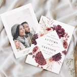 Foto für Hochzeitsfeiern im Herbst - Romantische W Save The Date<br><div class="desc">Diese elegante Hochzeitsreise Save the Date mit einem Aquarellkranz aus Dahlien, Rose aus dem Garten und Pony in bordeauxrot, Maron, rot rosa über den Herbstlauben mit einem Foto auf der Rückseite. Klicken Sie auf die SCHALTFLÄCHE BLAUE DESIGN TOOL, um eine erweiterte Anpassung dieses Designs zu erhalten. Matching-Elemente sind ebenfalls verfügbar....</div>