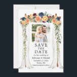 Foto für Hochzeitskoppeln mit Wasserfarbe Save The Date<br><div class="desc">Moderne elegante Hochzeitskanopie,  Blumenflora und Grüne Hochzeitsankündigung Save the Date Die Karte beinhaltet goldgelbe,  pfirsichfarbene,  blaue,  bordeauxrote Blume und Rose. Der Botanische Garten des Hochzeitsvaters aus Holz ist mit Pflanzen bepflanzt. Ein paar Fotos.</div>