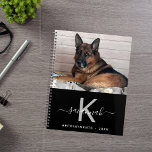 Foto für Hunde Planer<br><div class="desc">Ein schicker schwarzer Hintergrund. Personalisieren und fügen Sie Ihr eigenes Foto,  einen Namen,  einen Monogramm-Brief und ein Jahr. Der Name ist weiß geschrieben mit einem großen,  modernen Handschrift Schrift mit Schrägstrichen. Um die Swashes behalten,  löschen Sie nur den Beispielnamen,  verließ die Leerzeichen oder Emoji's vor und nach dem Namen</div>