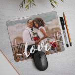 Foto für Liebe-Skriptüberlagerung Mousepad<br><div class="desc">Mit diesem niedlichen Foto-Mousepad können Sie Ihre Verlobung,  Hochzeit oder einen besonderen Augenblick genießen. Fügen Sie Ihr Lieblings-Horizontal / Landschaftsorientiertes Foto mit "Liebe" überlagert in weißem handgeschriebenem Stil moderne Kalligraphie Schrift.</div>