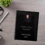 Foto für Schwarz-weiße Namenssignatur 2025 Planer<br><div class="desc">Ein klassischer schwarzer Hintergrund. Personalisieren und fügen Sie Ihr Foto,  Ihren Namen und Ihren Titel oder einen Text. Modern,  trendig und einfach. Für ihn und sie. Zurück: Fügen Sie Ihr Firmenlogo,  Ihre Webadresse (oder löschen) hinzu</div>