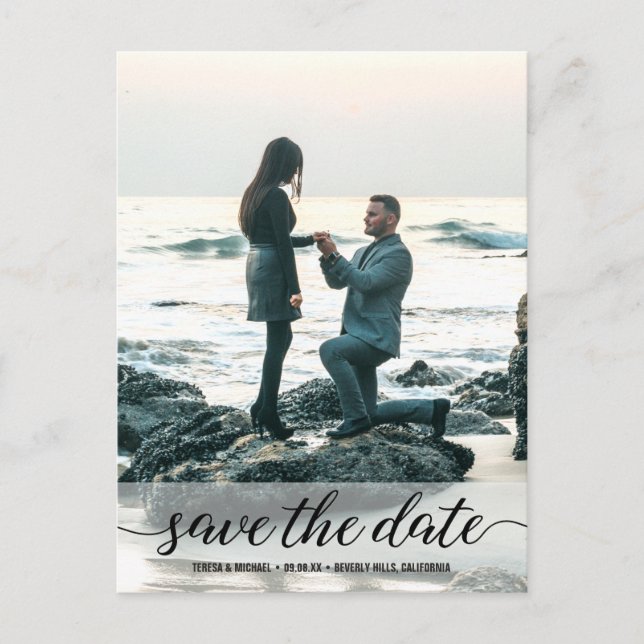 Foto für vertikale Verlobung Save the Date Skript Postkarte (Vorderseite)