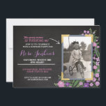 Foto Geburtstagsparty Lila Floral jedes Alter Einl Einladung<br><div class="desc">Fügen Sie Ihr Foto zu diesem Vintagen Stil Blumenladen. Erhöhe jedes Alter. Rückdruck im Lieferumfang enthalten.</div>