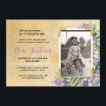 Foto Geburtstagsparty Lila Floral Vintag Einladung<br><div class="desc">Fügen Sie Ihr Foto zu diesem Vintagen Stil Blumenladen. Erhöhe jedes Alter. Rückdruck im Lieferumfang enthalten.</div>