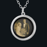 Foto Gedenkstein für die Hochzeit von Bouquet in S Versilberte Kette<br><div class="desc">Gedenkstätte für die Hochzeit. Denken Sie an diejenigen, die nicht an Ihrem besonderen Tag mit einem Gedenkcharakter für Braut dabei sein können. Ein netter sentimentaler Sake für die Braut, um ihren Strauß zu tragen. Dieser Charme hat einen schwarzen Hintergrund mit dem Satz "Forever in my Heart" und einen Platz unten...</div>