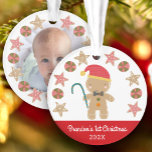 Foto Gingerbread Boy Baby First Christmas Red Ornament<br><div class="desc">"Erste Weihnachten." Ein niedlicher Lebkuchenjunge und ein Kekskreis, zusammen mit einer verspielten, weißen Schriftzeichen-Typografie auf einer roten Band helfen Ihnen, Weihnachten und Neujahr einzuführen. Auf der Rückseite, personalisieren Sie mit einem Foto des neuen Babys. Genießen Sie die Wärme und Freude der Ferienzeit, wenn Sie dieses stilvolle und moderne personalisierte Foto-Sake-Ornament...</div>