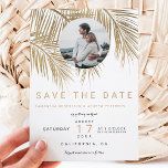 Foto Goldpalme elegant Save the Date<br><div class="desc">Moderne,  einfache Imitate Goldpalme mit einfacher Typografie,  einem trendigen und Save the Date tropischen Hochzeitstil auf Palmenblättern. Fügen Sie Ihr Foto hinzu</div>