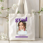 Foto Graduation Party Elegante Moderne Skripte Tragetasche<br><div class="desc">Foto Graduation Party Elegant Modern Script Tote Bag mit Ihrem Lieblings-Foto mit dem lila Text "Grad (Jahr)" und Ihrem Namen und personalisierten Abschluss Details auf der Vorderseite. Perfekt für den Absolvent als Abschluss Geschenk oder Abschlussfeier Dekor. Erstellt von ©2023 Evco Studio www.zazzle.com/store/evcostudio</div>